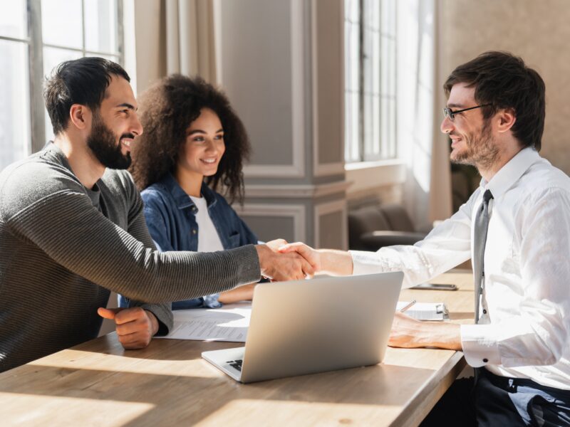 Couple,Handshake,Mortgage,Officer,Worker,,Accept,Bank,Loan,Terms,And